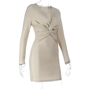 Detailansicht eines glänzenden V-Ausschnitt-Kleides mit Knotendetail und Metallic-Stoff