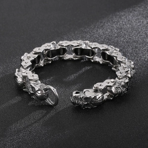 Bracelet tête de mort punk rock pour homme en acier inoxydable, vue latérale sur fond noir