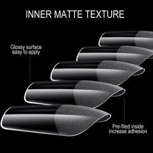 Dettaglio di unghie a mandorla ultrasottili con texture interna opaca e finitura lucida