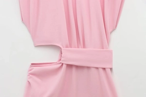 Detailaufnahme des blassrosa Kleides mit Taillenausschnitt und weichem Raffstoff