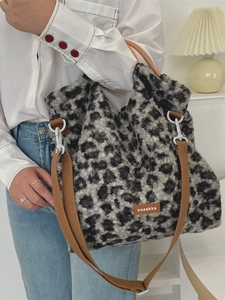 Grand sac cabas en peluche léopard avec bandoulière réglable pour un look chic