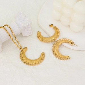 Parure collier et boucles d'oreilles croissant de lune dorée avec détails ajourés fins