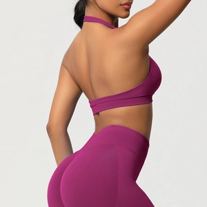 Détail du design dos nu et de la texture en maille côtelée sans couture sur l'ensemble de yoga