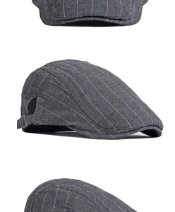 Détail d'une casquette plate grise à rayures avec boucle métallique et couture précise
