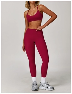 Dettaglio del set yoga bordeaux con reggiseno sportivo scollo a V e leggings a vita alta