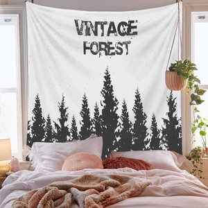 Dettaglio dell'arazzo foresta vintage con sagome di pini e scritte artistiche