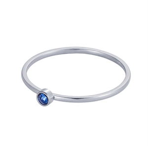 Bague minimaliste en acier inoxydable argenté ornée d'un petit zircon cubique bleu rond