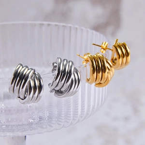 Orecchini a cerchio minimalisti geometrici in titanio oro e argento su vetro