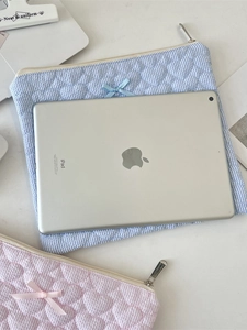 Housse de protection matelassée à motifs de cœurs pour iPad 13 pouces en bleu et rose