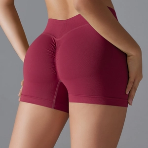 Détail du short de yoga bordeaux à taille haute et effet froncé avec couture en V