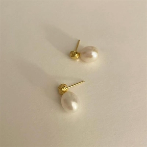 Elegant S925 silver freshwater pearl stud earrings with irregular golden metallic accents