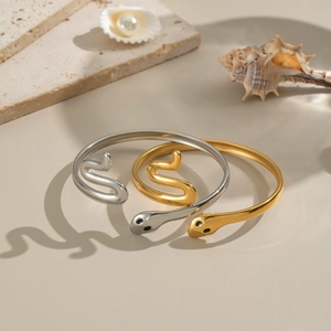 Bracelets serpent minimalistes en acier inoxydable doré et argenté avec détails noirs