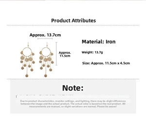 Détail de boucles d'oreilles créoles dorées avec pampilles texturées et dimensions