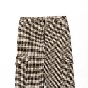 Women's high waist houndstooth cargo pants featuring large flap pockets in brown and black