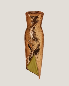 Détail d'une robe bustier à paillettes dorées avec fente latérale et fermeture éclair
