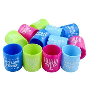 Ressort magique de Hanoucca avec motifs de Menorah et texte hébreu en couleurs assorties