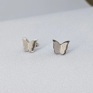 Mattierte Schmetterling-Ohrstecker in Silber-Optik mit professionellem Makro-Detail