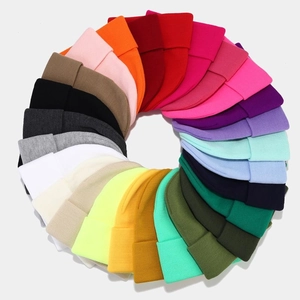 Sélection de bonnets tricotés colorés pour cosplay dans une large gamme de tons vifs