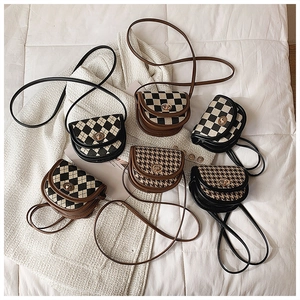 Flachbild von Mini-Satteltaschen zum Umhängen mit Karomuster und Hahnentritt
