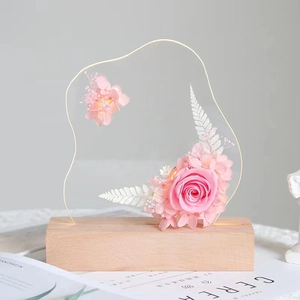 Vue détaillée de la veilleuse tulipe DIY avec fleurs roses et base LED en bois