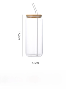 Details zu den Maßen des Glasbechers in Dosenform mit Bambusdeckel und Trinkhalm