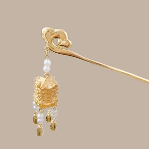 Golden Chinese hair pin featuring a tower-shaped pearl tassel and cloud motif detail