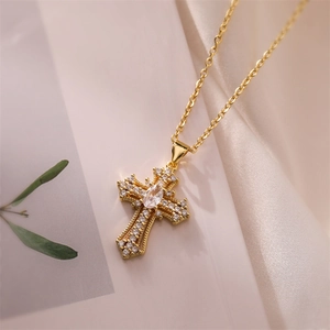 Detail eines Goldkreuz-Anhängers mit Marquise-Mittelstein und Pavé-Zirkonia