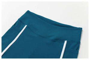 Détail d'un short de yoga taille haute avec poches latérales et rayures blanches contrastées