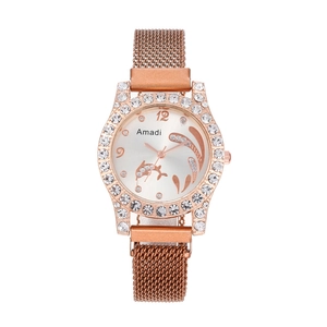 Detaillierte Nahaufnahme der roségoldenen Mesh-Armbanduhr mit Kristalllünette und Delfin-Zifferblatt
