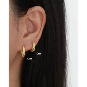 Detail of 10mm and 12mm gold s925 silver hoop earrings with woven texture on model