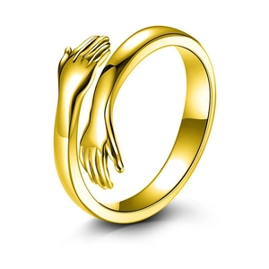 Anillo de abrazo minimalista en color oro con diseño de manos y banda ajustable abierta