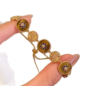 Bracelet plaqué or 18k avec pendentifs oeil de tigre et breloques soleil en zircon