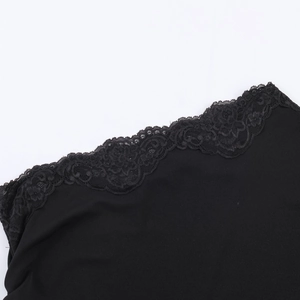 Gros plan détaillé sur la bordure en dentelle noire et le tissu lisse de l'ourlet de robe
