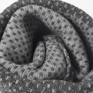 Bonnet en maille bicolore épaisse avec motifs géométriques gris pour la chaleur