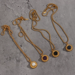 Vue détaillée des colliers plaqués or 18 carats avec pendentifs en agate et bordure corde