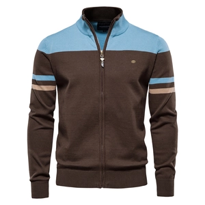 Détail de la fermeture éclair du cardigan et du tissu patchwork marron et bleu
