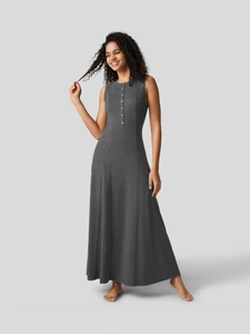 Elegante vestido largo de punto gris oscuro sin mangas con botones y diseño de cuello en V