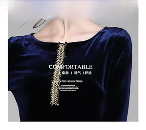 Dettaglio di paillettes e perline sullo scollo dell'abito in velluto blu aderente