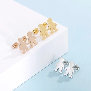 Détail de boucles d'oreilles minimalistes en acier inoxydable en trois finitions de métal