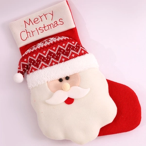 Detailansicht großer Weihnachtsstrumpf mit 3D-Weihnachtsmann und Merry Christmas Stickerei