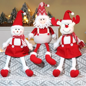 Détail de trois peluches de Noël à longues jambes avec bonhomme de neige et Père Noël