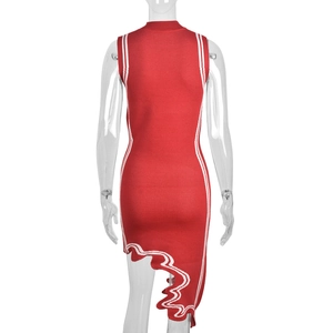 Vista trasera detallada del vestido rojo de punto sin mangas con rayas blancas onduladas