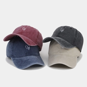 Détails des casquettes de baseball en coton délavé avec broderie cœur en divers coloris