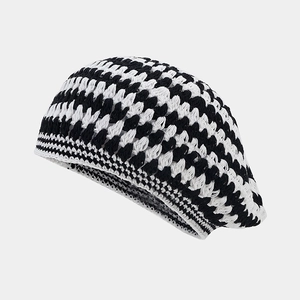 Béret en crochet fait main pour femmes avec motif rétro en damier noir et blanc
