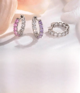 Vue détaillée des créoles en argent avec zircons roses, violets et blancs incrustés