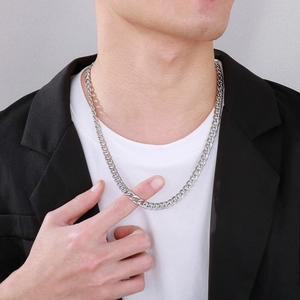 Chaîne cubaine classique en acier inoxydable argenté portée par un mannequin masculin
