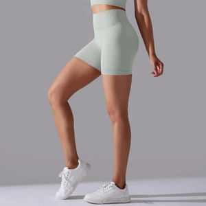Détail du tissu côtelé sans couture du short de yoga taille haute vert sauge femme