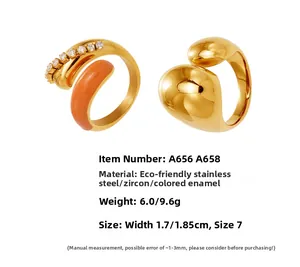 Détail de bagues ouvertes plaquées or 18k avec émail orange et incrustation zircon