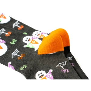 Dettaglio macro di calze in maglia per Halloween con tallone arancione e motivi spettrali