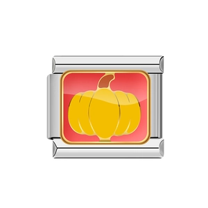 Dettaglio charm in acciaio inossidabile con smalto zucca gialla e bordi dorati